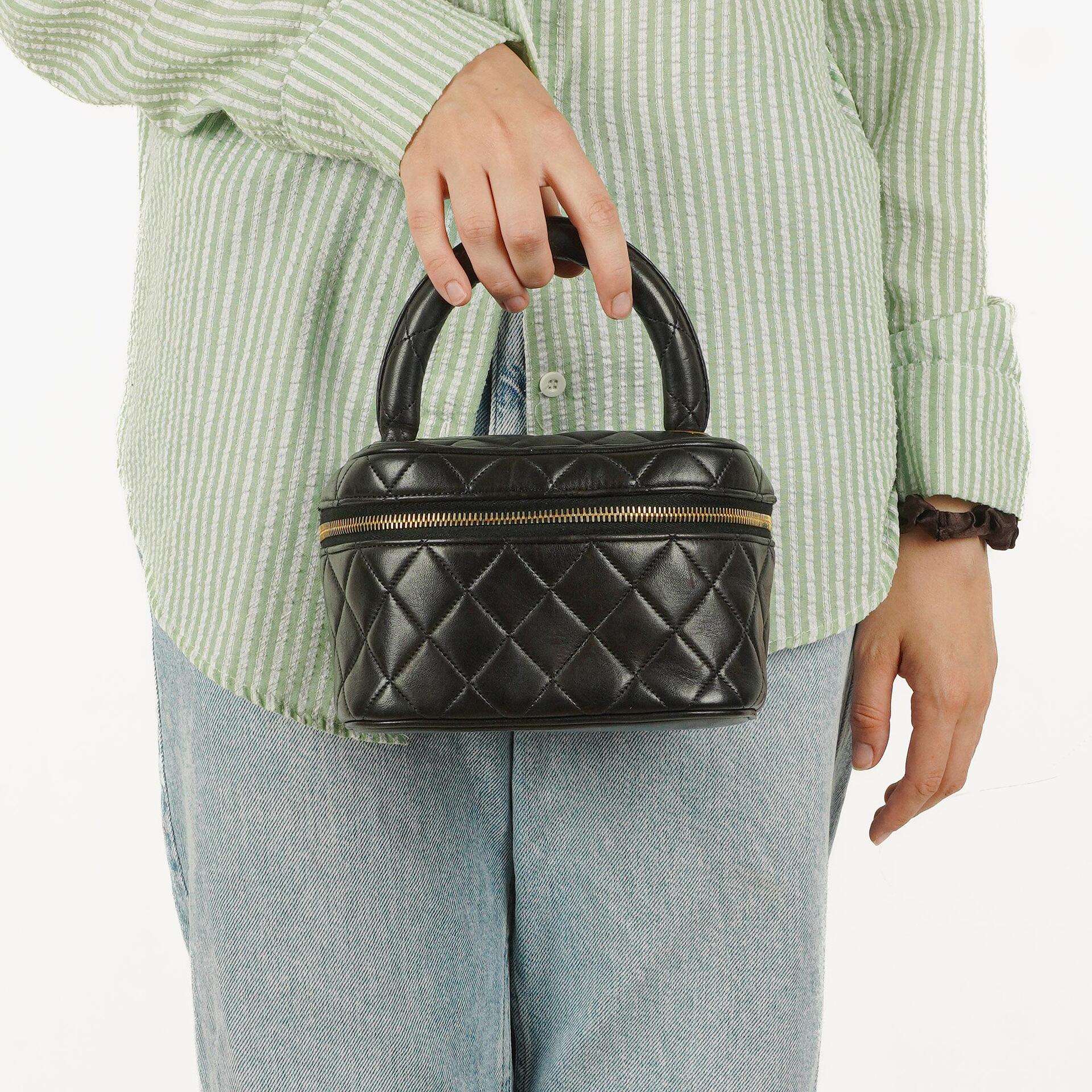 Chanel schwarzer gesteppter Kosmetikkoffer aus Leder