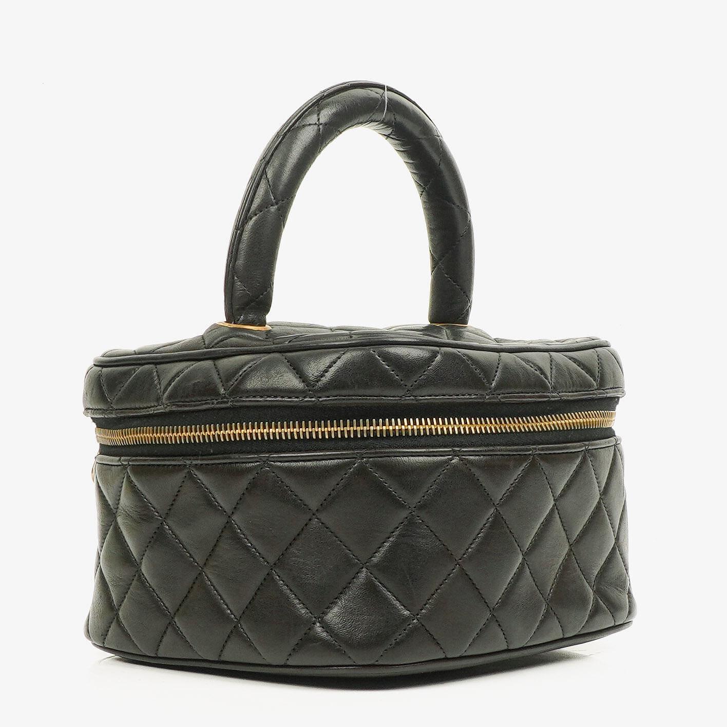 Chanel schwarzer gesteppter Kosmetikkoffer aus Leder