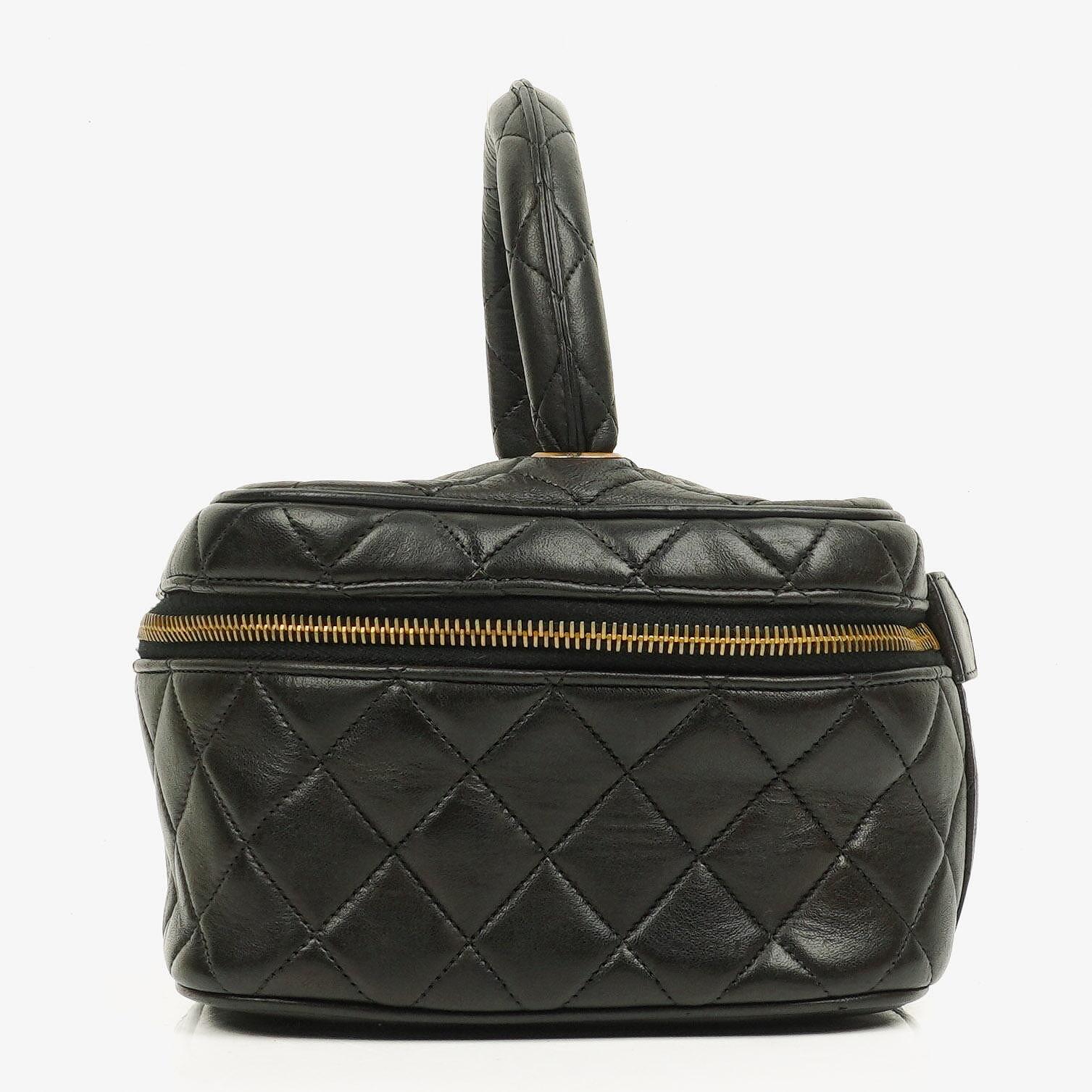 Chanel schwarzer gesteppter Kosmetikkoffer aus Leder