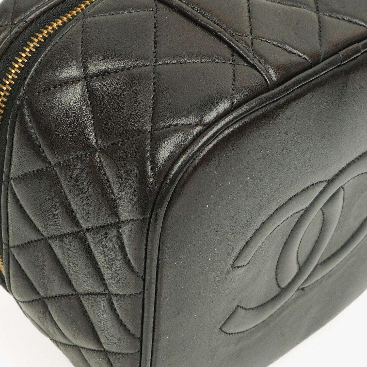 Chanel schwarzer gesteppter Kosmetikkoffer aus Leder