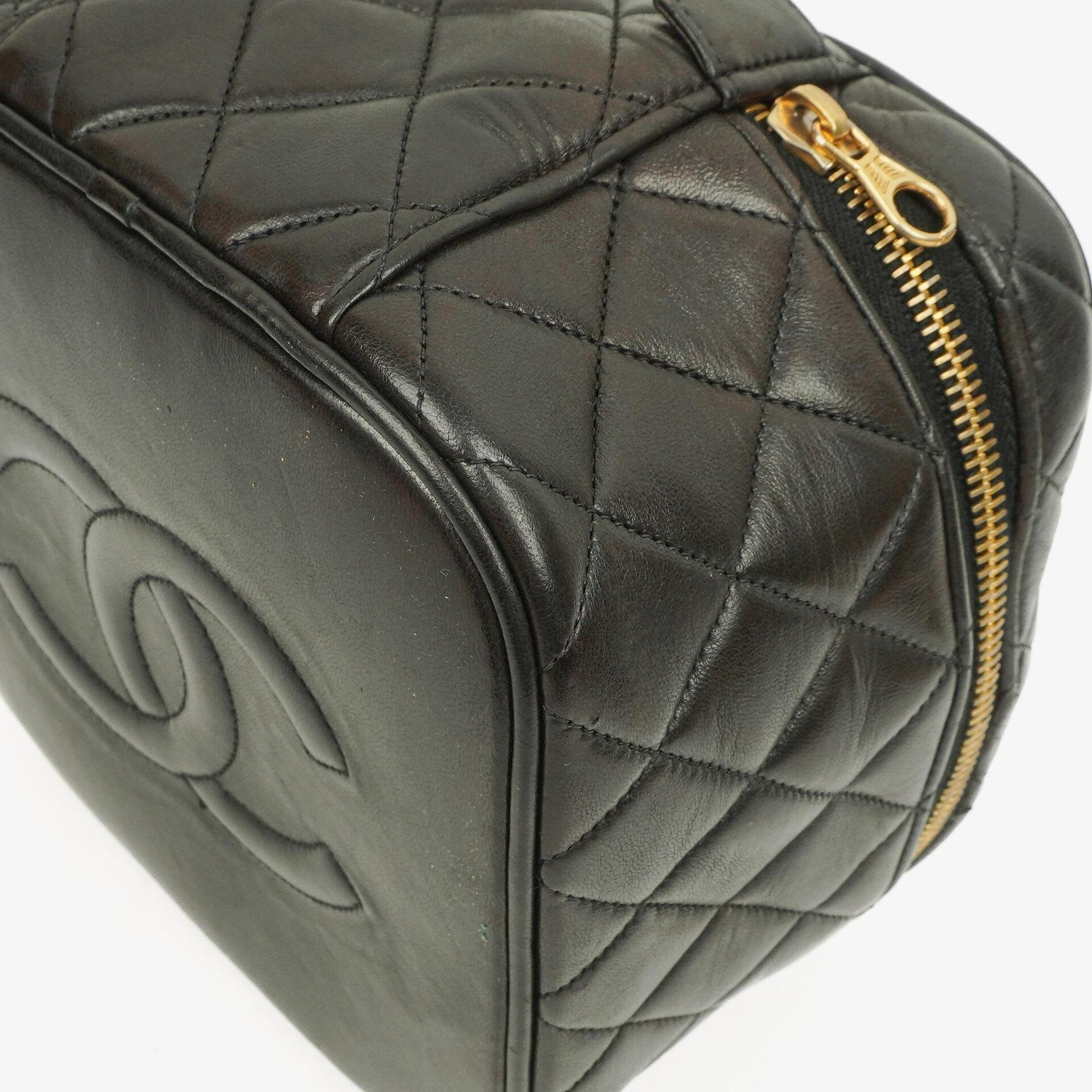 Chanel schwarzer gesteppter Kosmetikkoffer aus Leder