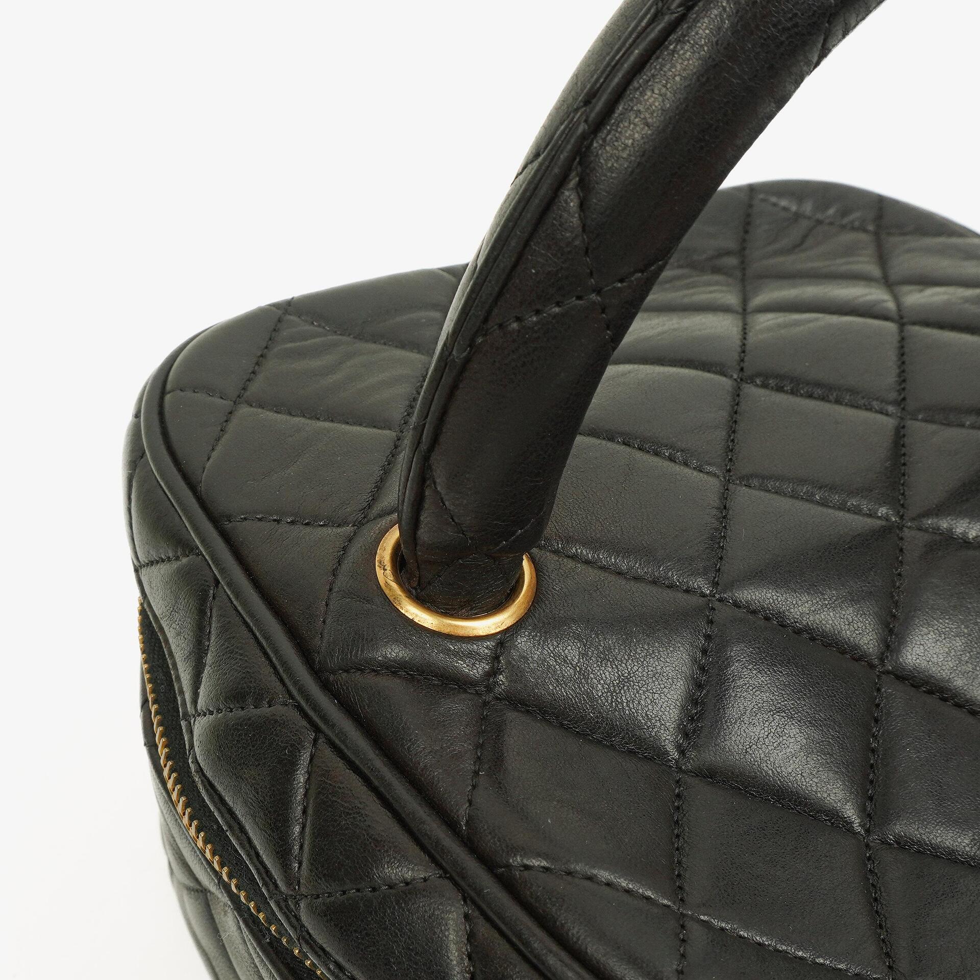 Chanel schwarzer gesteppter Kosmetikkoffer aus Leder