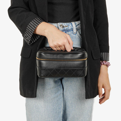 Chanel Vanity Case aus schwarzem gestepptem Leder