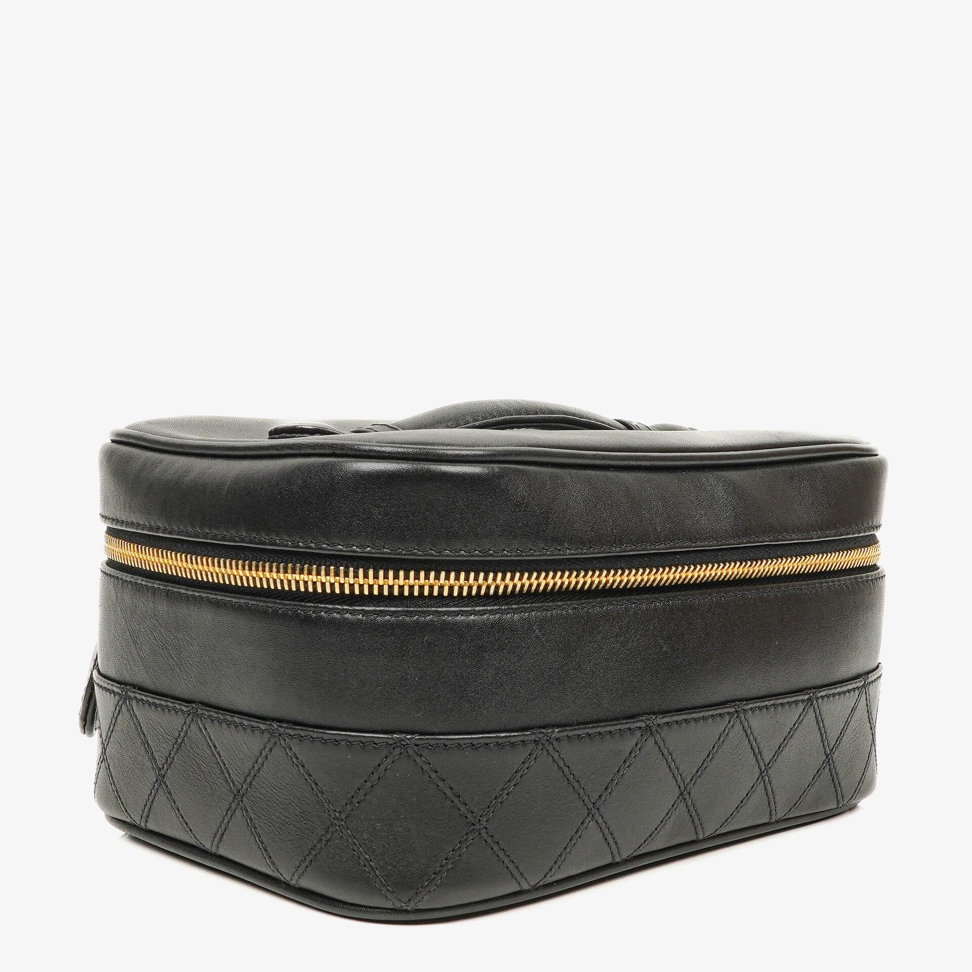 Chanel Vanity Case aus schwarzem gestepptem Leder