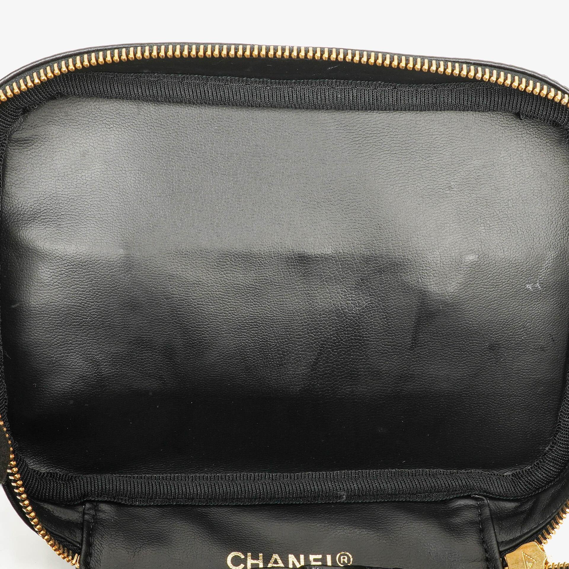 Chanel Vanity Case aus schwarzem gestepptem Leder