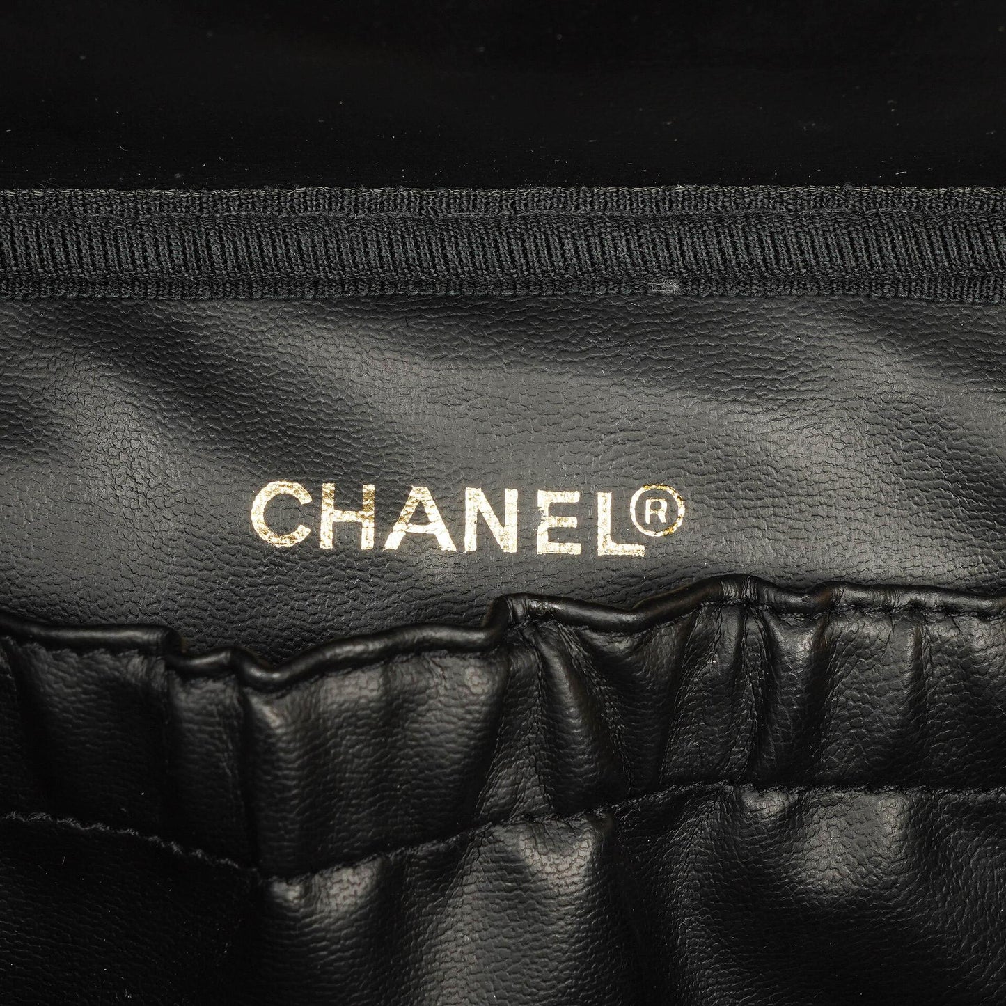Chanel Vanity Case aus schwarzem gestepptem Leder