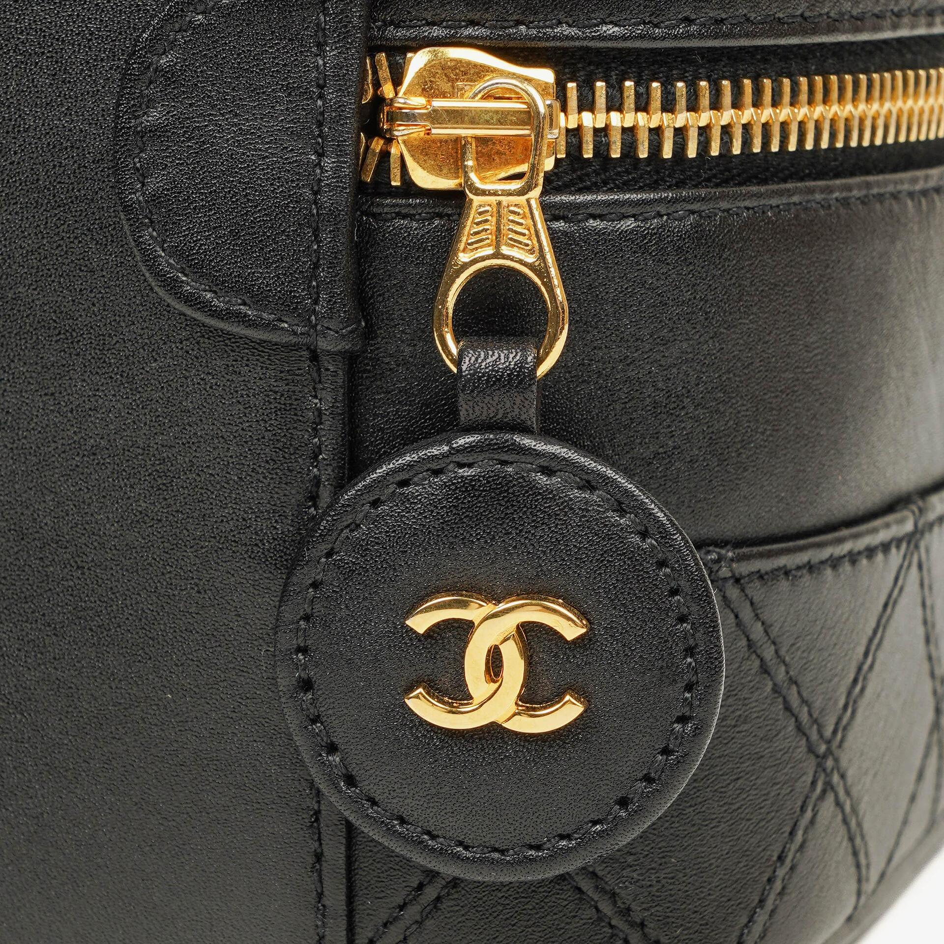 Chanel Vanity Case aus schwarzem gestepptem Leder