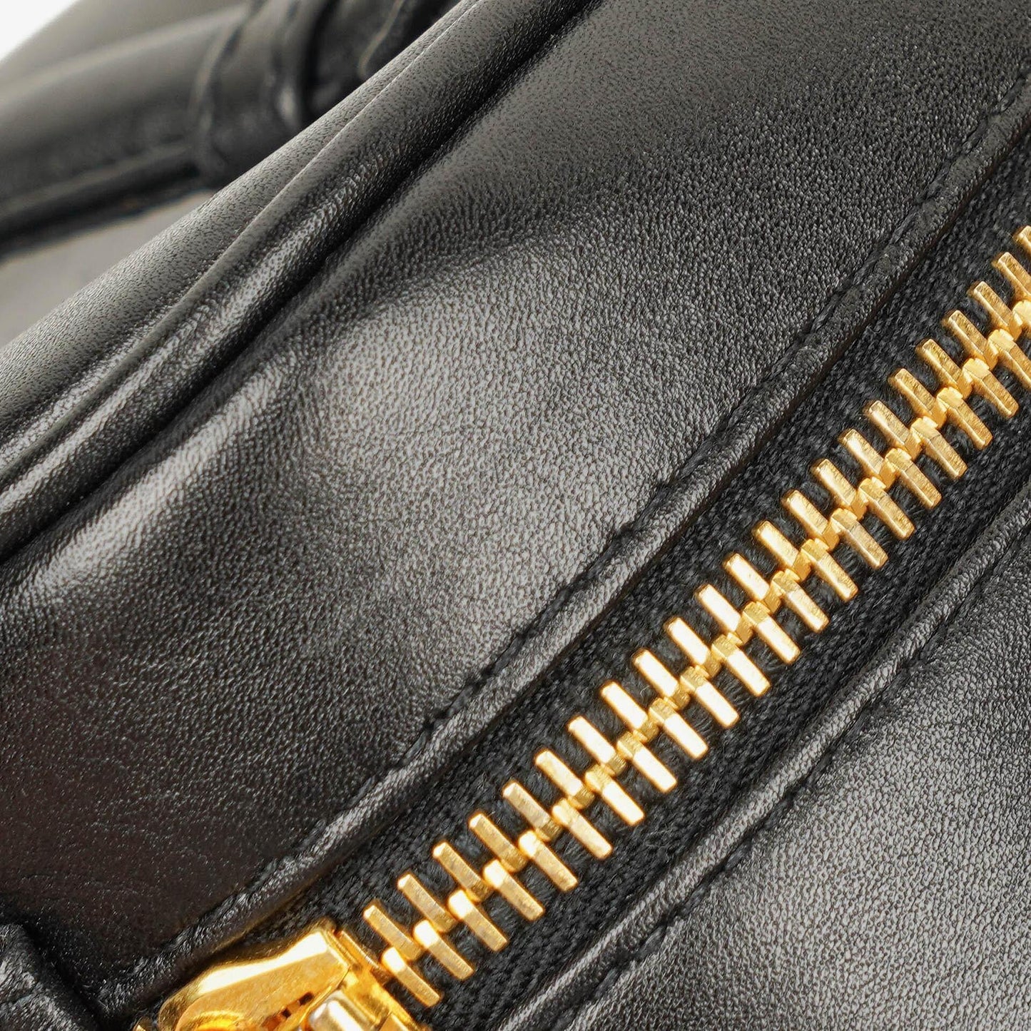 Chanel Vanity Case aus schwarzem gestepptem Leder