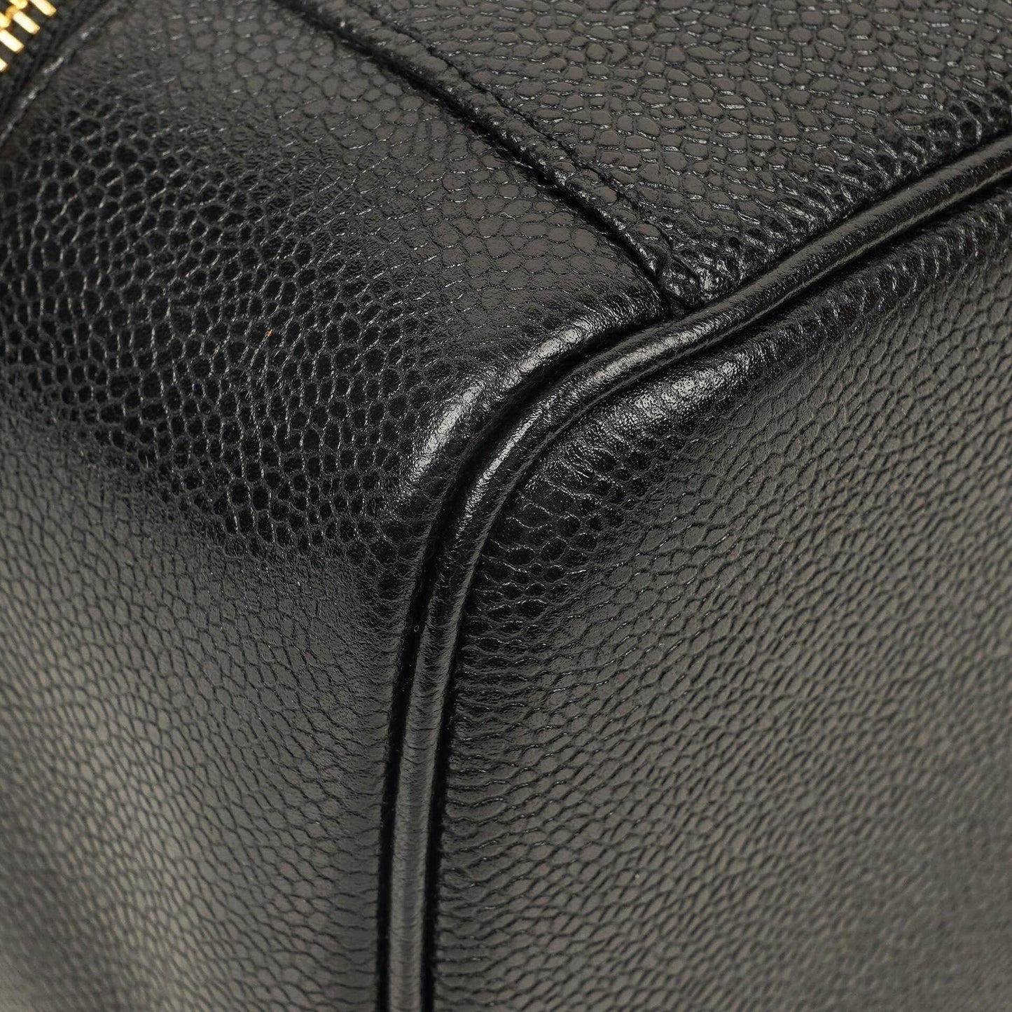 Chanel Kosmetikkoffer aus schwarzem gestepptem Leder