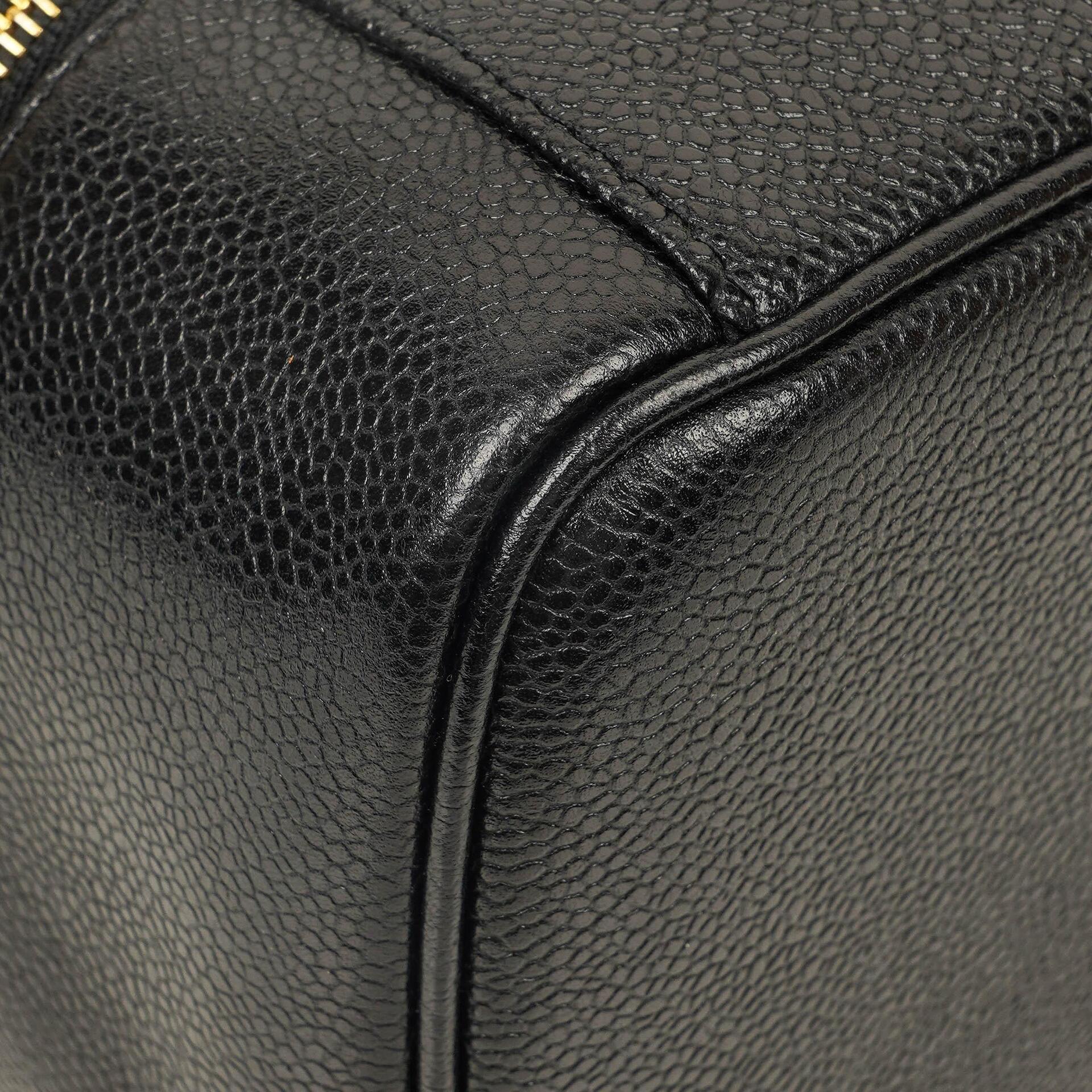 Chanel Kosmetikkoffer aus schwarzem gestepptem Leder