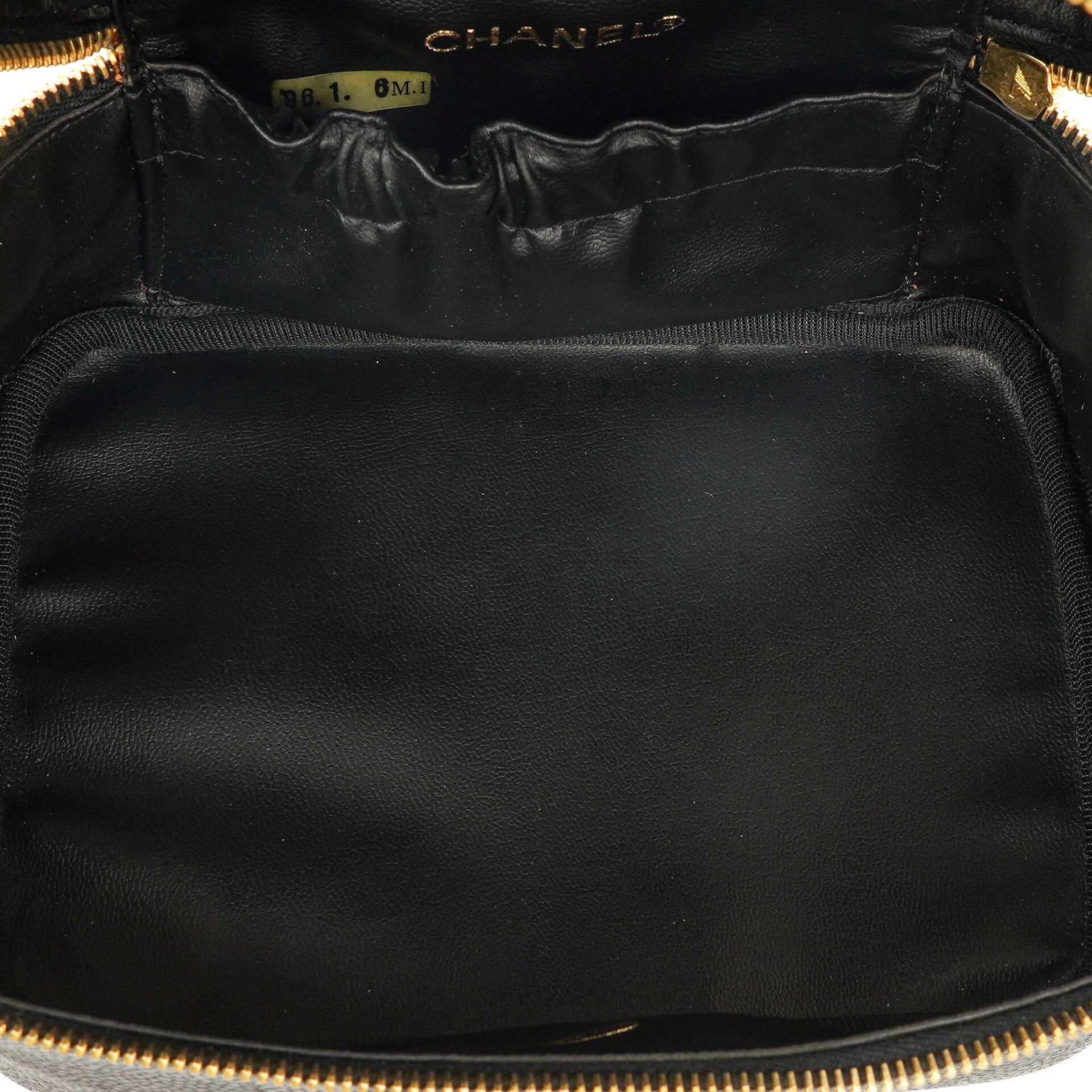 Chanel Kosmetikkoffer aus schwarzem gestepptem Leder