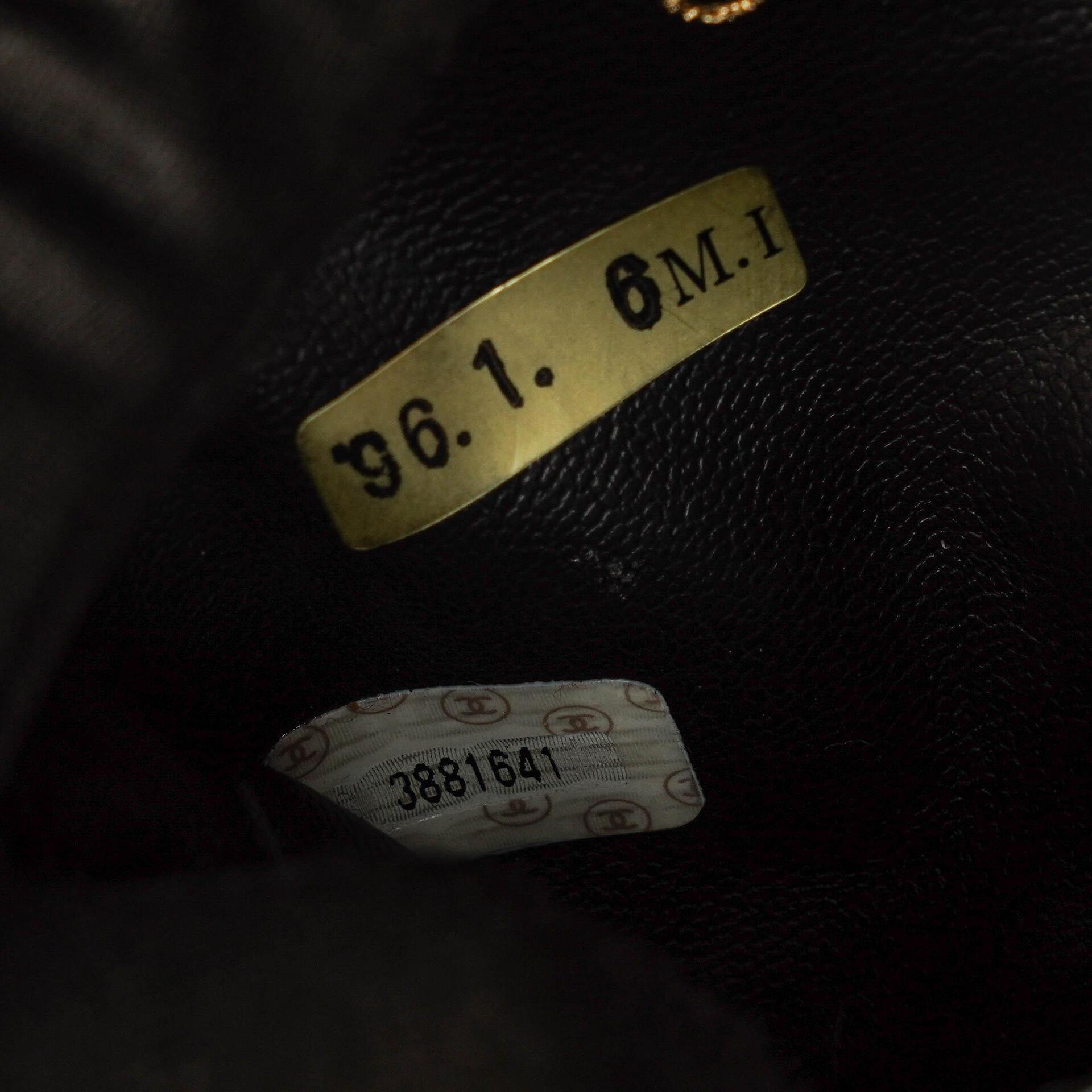 Chanel Kosmetikkoffer aus schwarzem gestepptem Leder