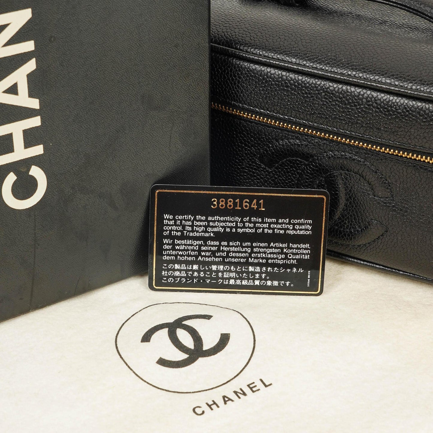 Chanel Kosmetikkoffer aus schwarzem gestepptem Leder