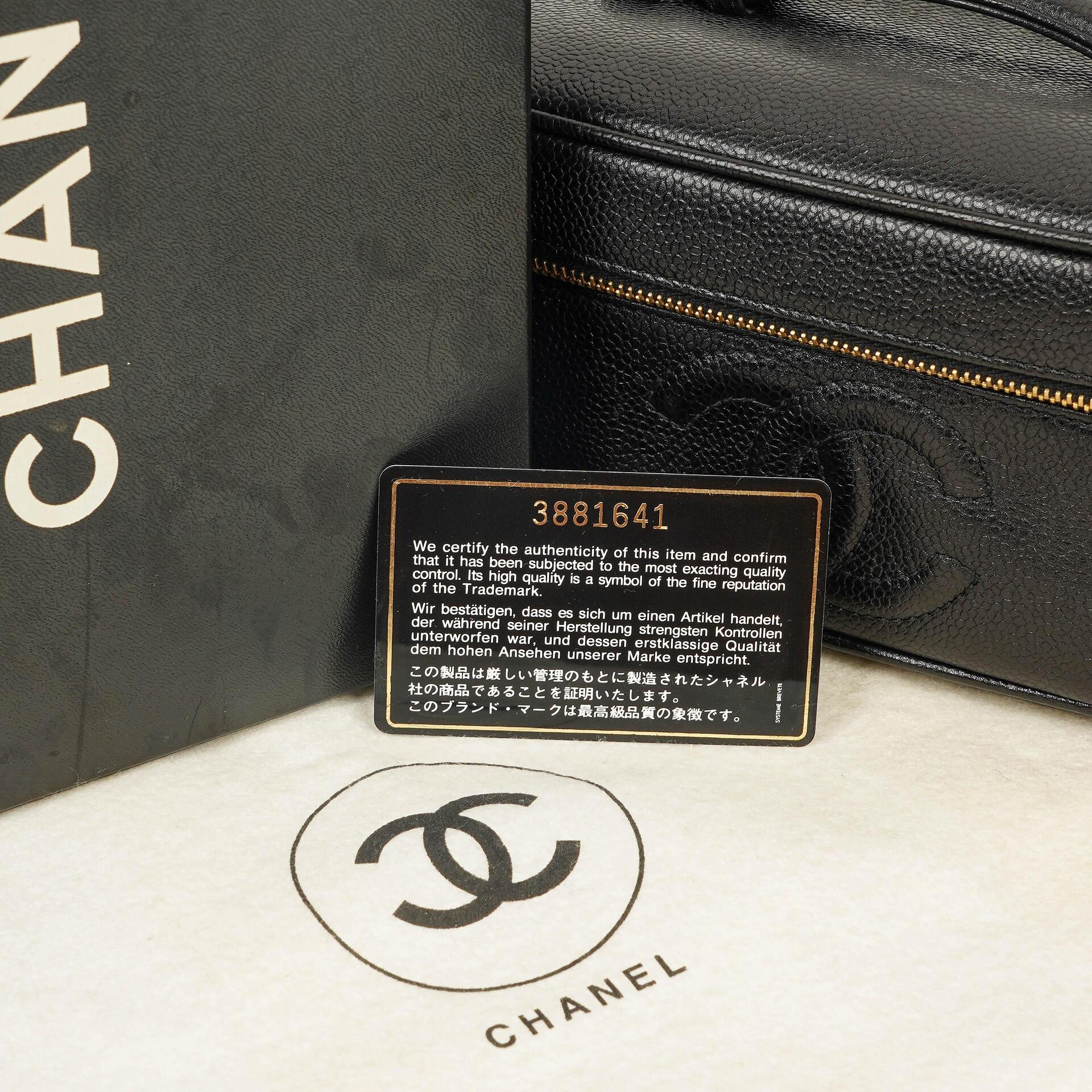 Chanel Kosmetikkoffer aus schwarzem gestepptem Leder