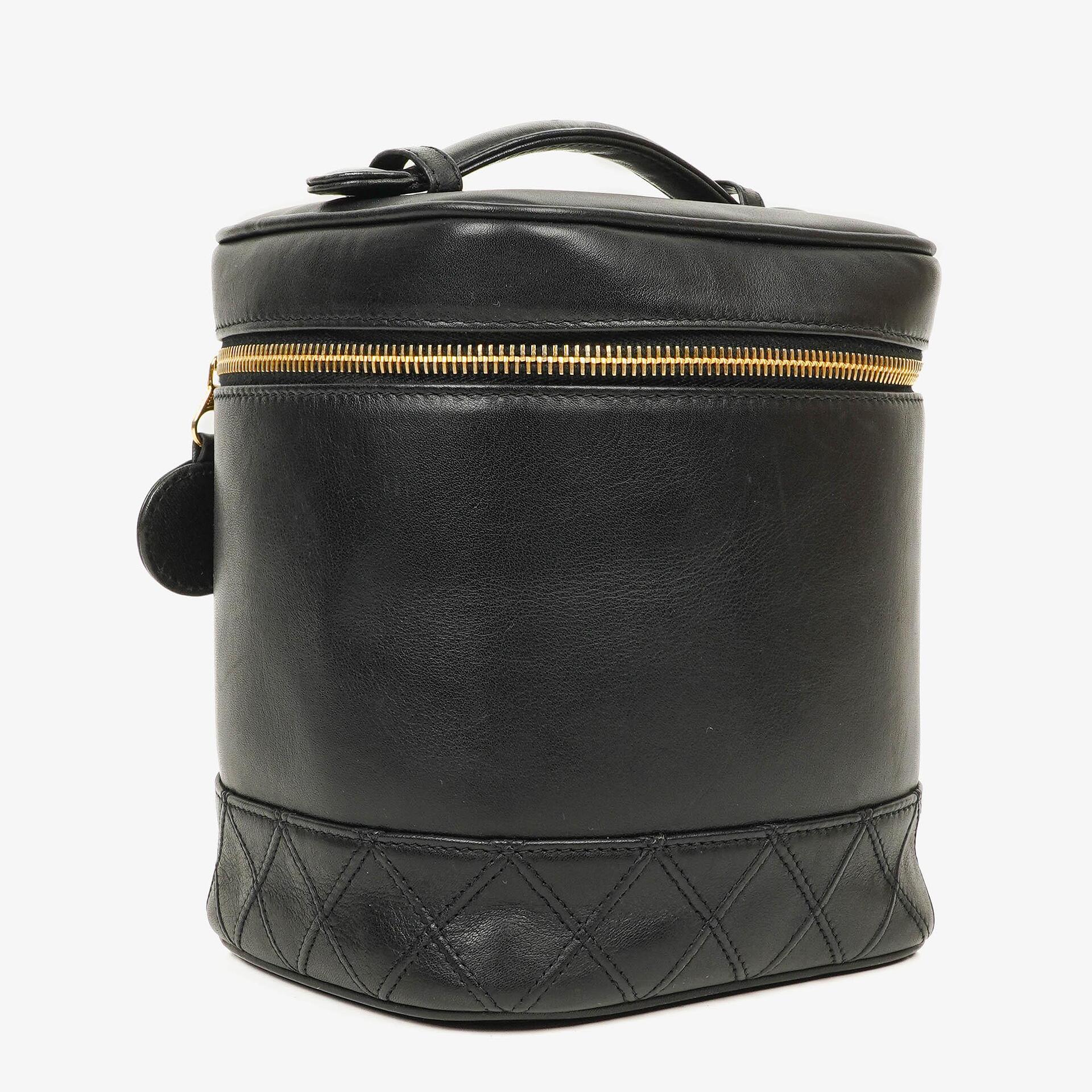 Chanel Kosmetikkoffer aus schwarzem gestepptem Leder