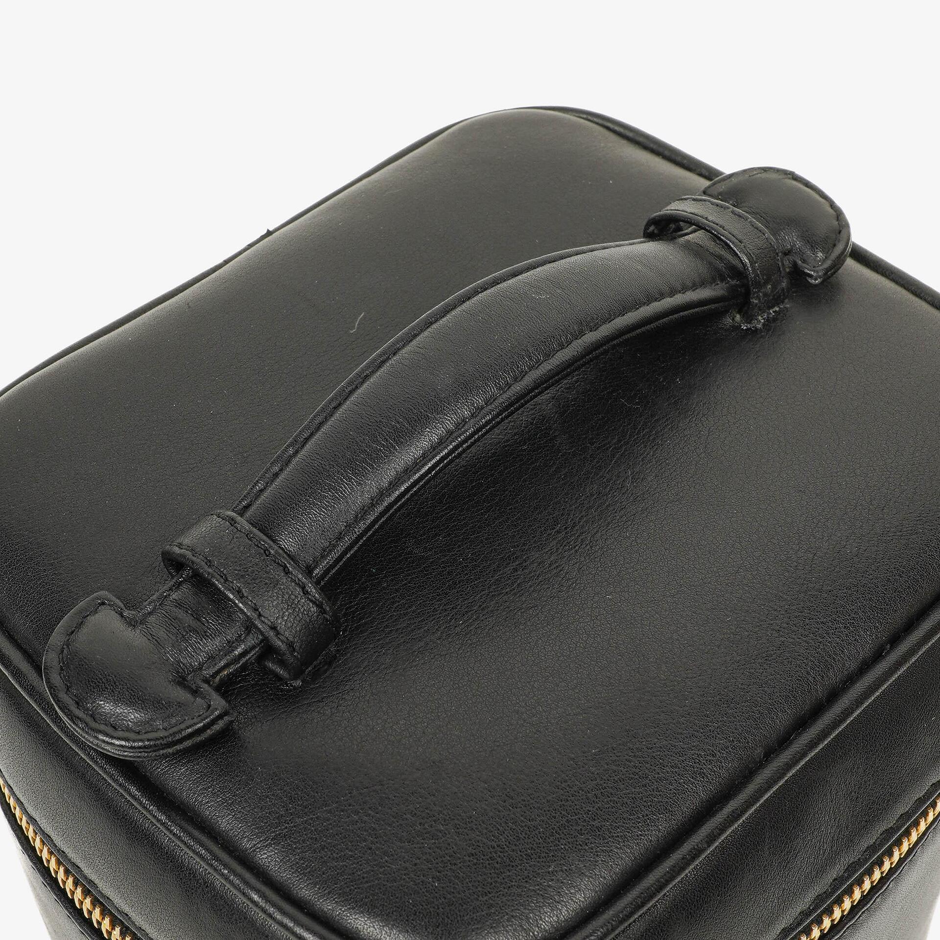 Chanel Kosmetikkoffer aus schwarzem gestepptem Leder