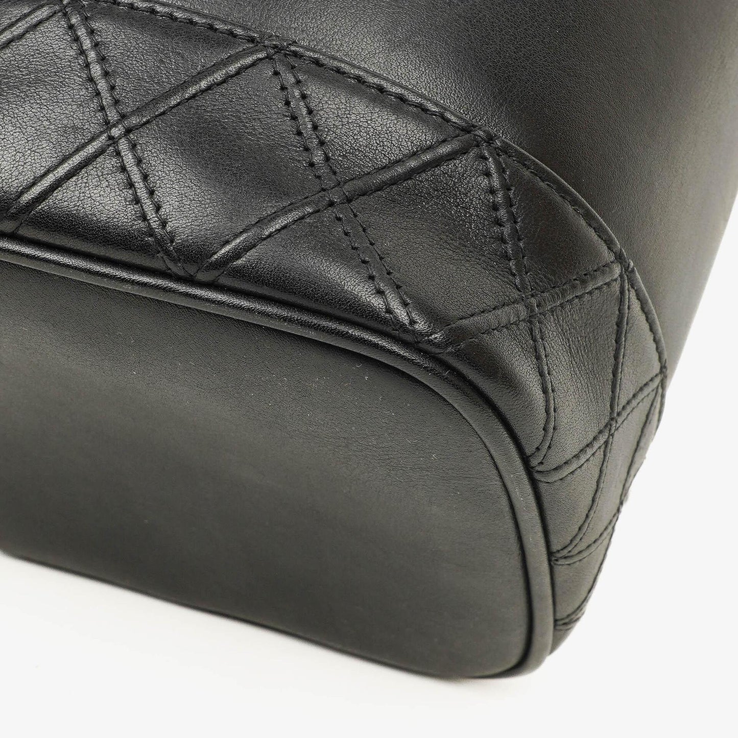 Chanel Kosmetikkoffer aus schwarzem gestepptem Leder