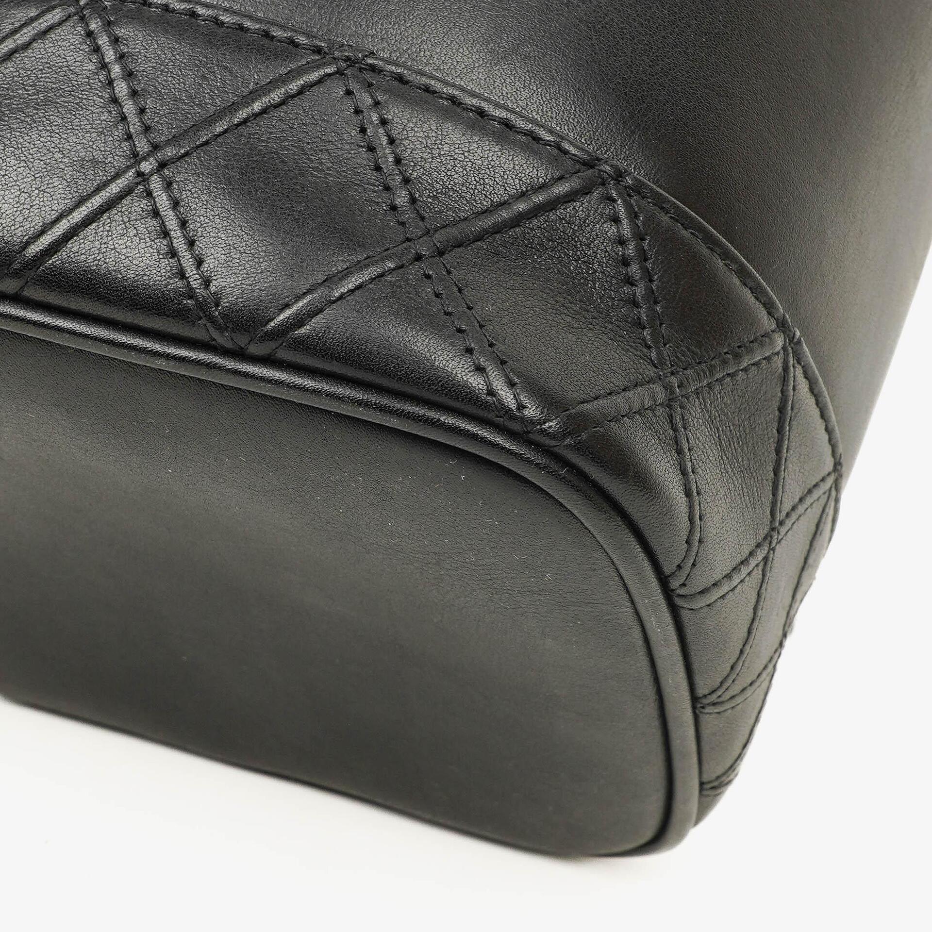 Chanel Kosmetikkoffer aus schwarzem gestepptem Leder