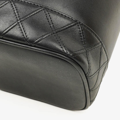 Chanel Kosmetikkoffer aus schwarzem gestepptem Leder