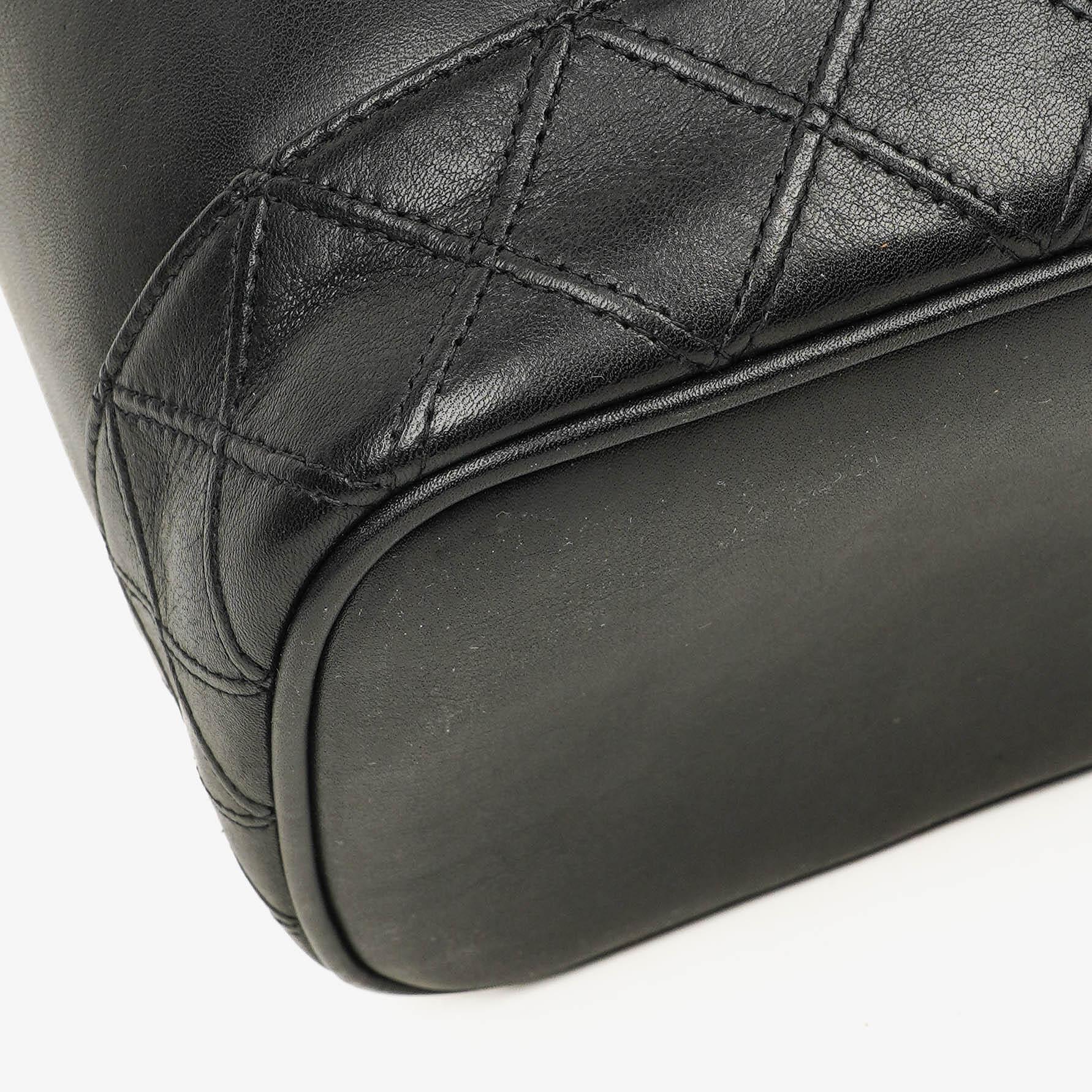 Chanel Kosmetikkoffer aus schwarzem gestepptem Leder