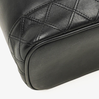 Chanel Kosmetikkoffer aus schwarzem gestepptem Leder