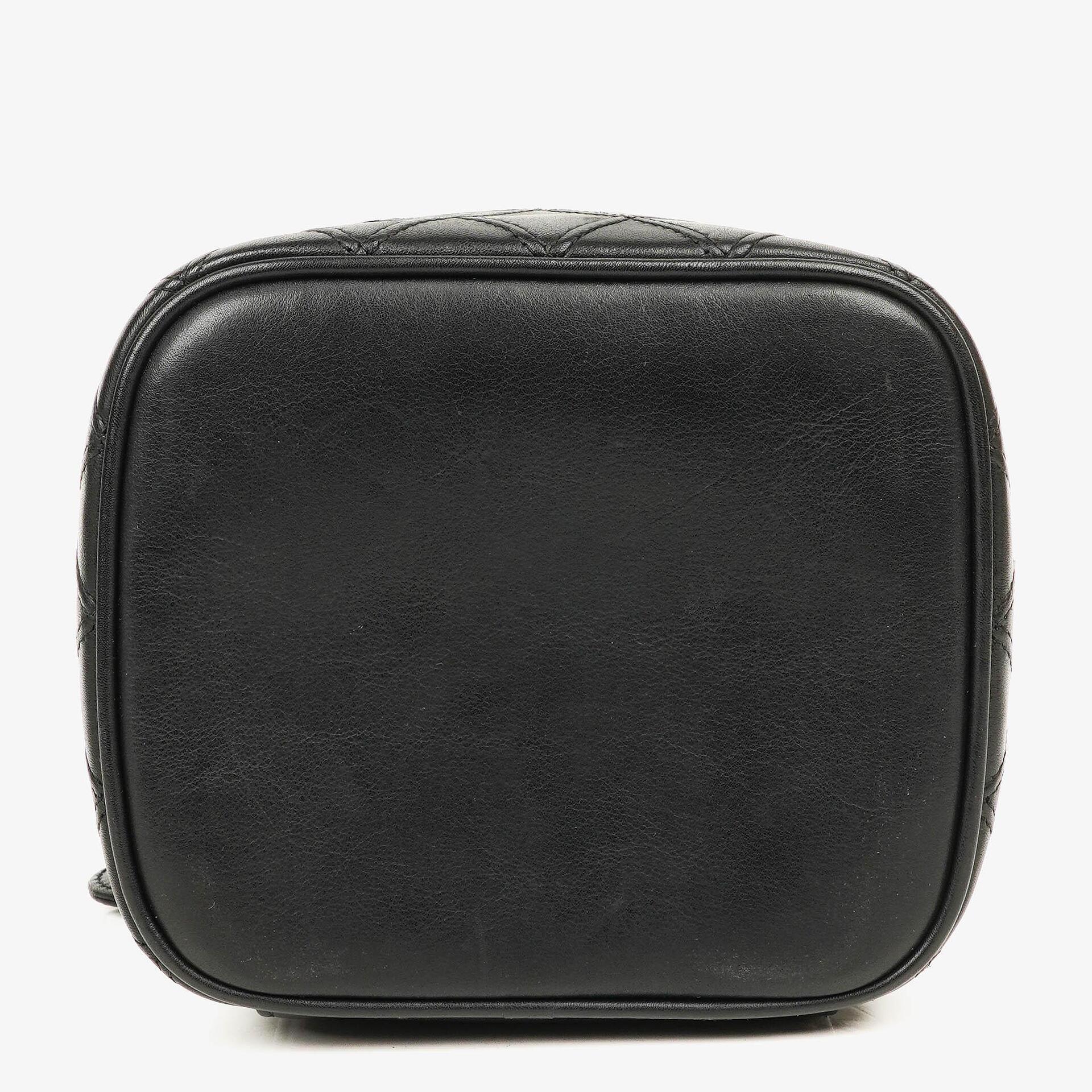 Chanel Kosmetikkoffer aus schwarzem gestepptem Leder