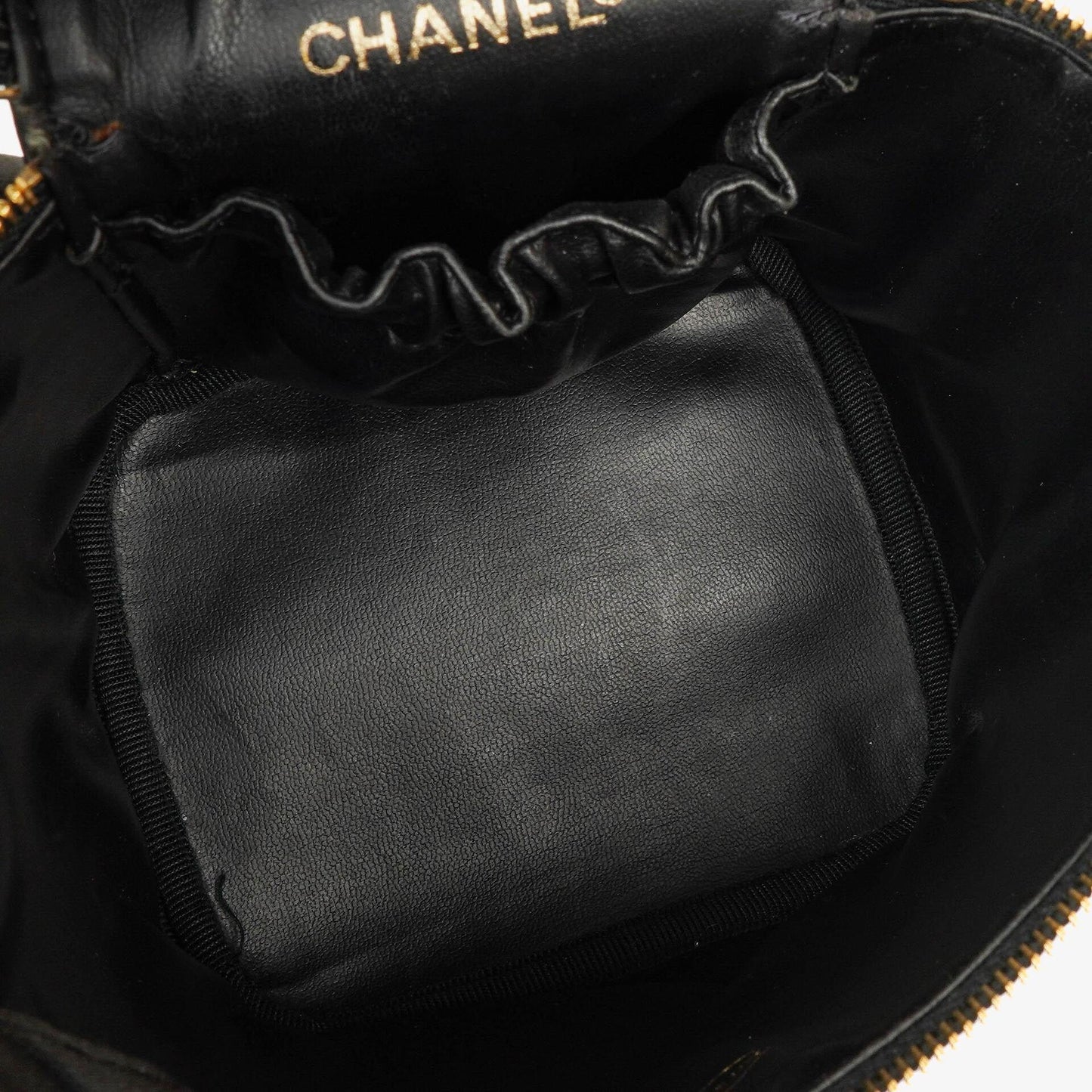 Chanel Kosmetikkoffer aus schwarzem gestepptem Leder