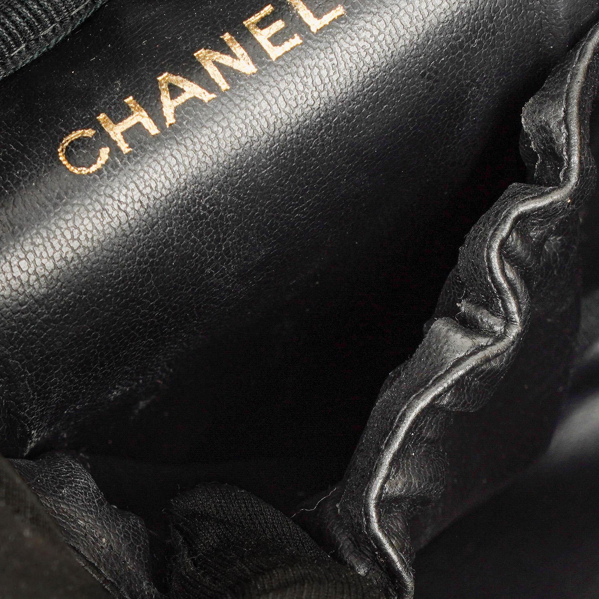 Chanel Kosmetikkoffer aus schwarzem gestepptem Leder