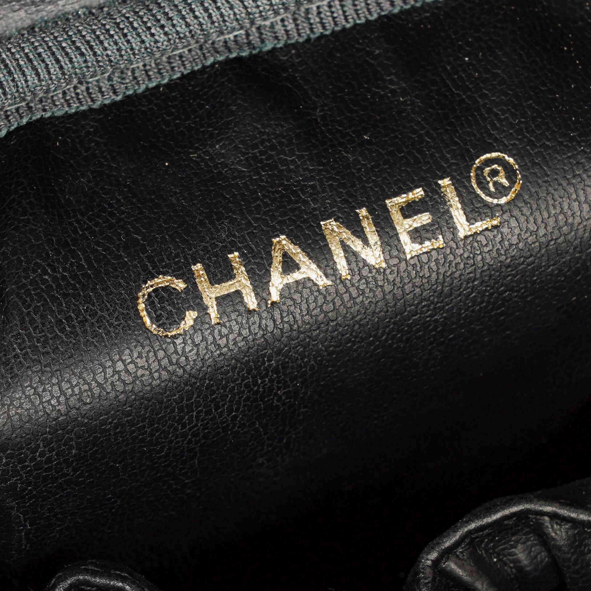 Chanel Kosmetikkoffer aus schwarzem gestepptem Leder