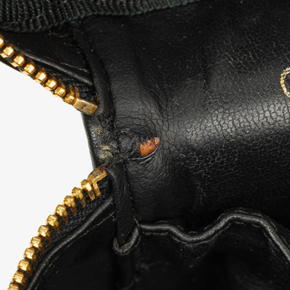 Chanel Kosmetikkoffer aus schwarzem gestepptem Leder