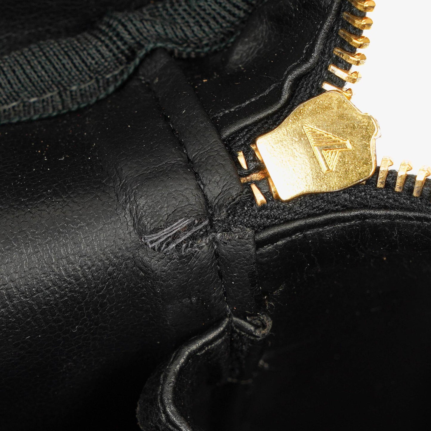 Chanel Kosmetikkoffer aus schwarzem gestepptem Leder