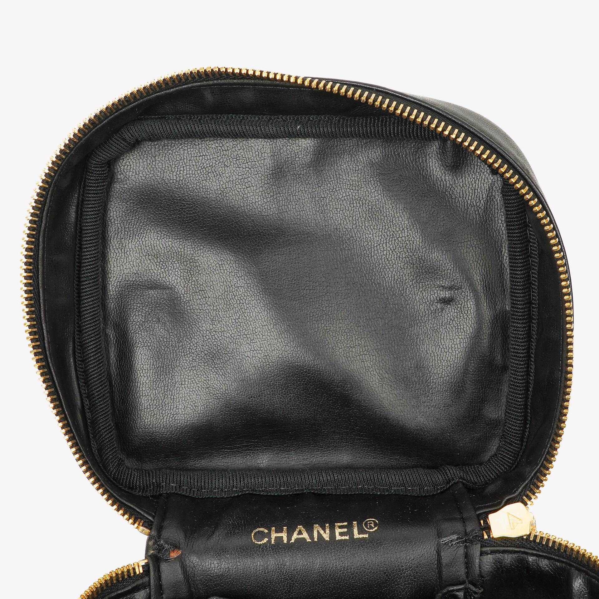Chanel Kosmetikkoffer aus schwarzem gestepptem Leder