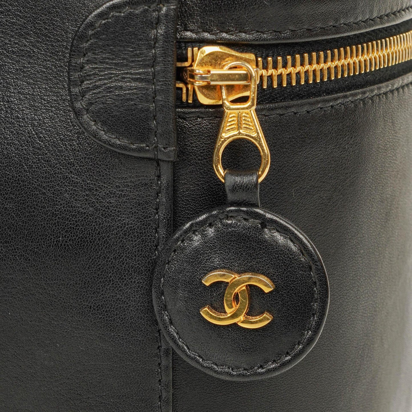 Chanel Kosmetikkoffer aus schwarzem gestepptem Leder