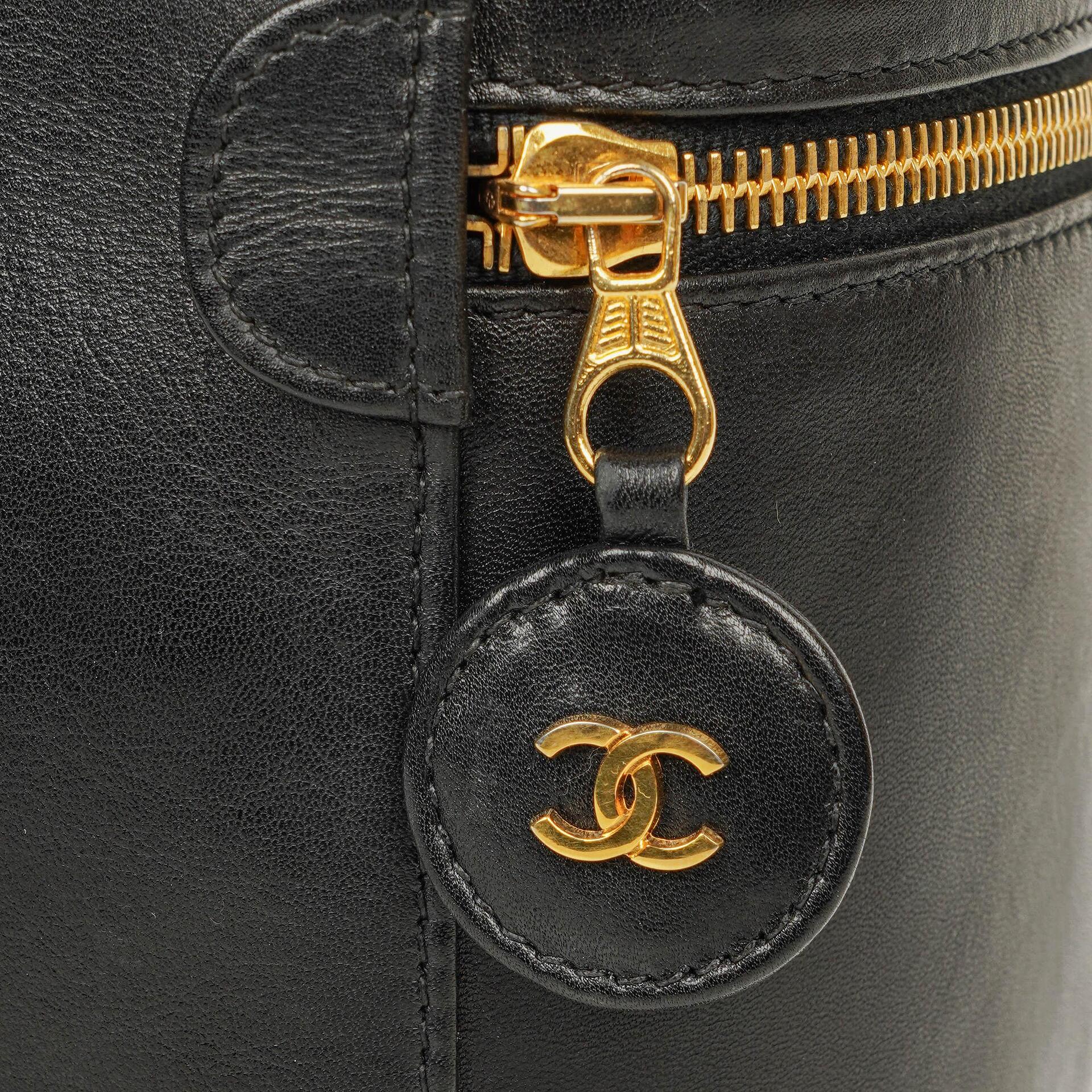 Chanel Kosmetikkoffer aus schwarzem gestepptem Leder