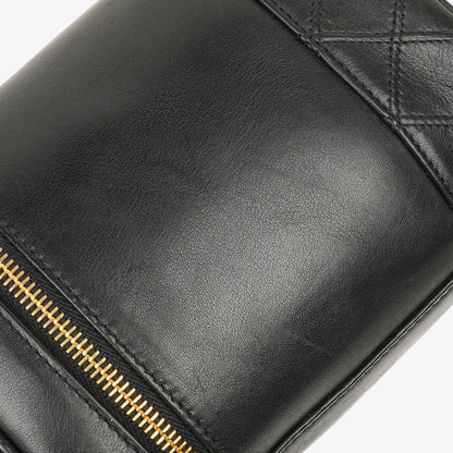 Chanel Kosmetikkoffer aus schwarzem gestepptem Leder