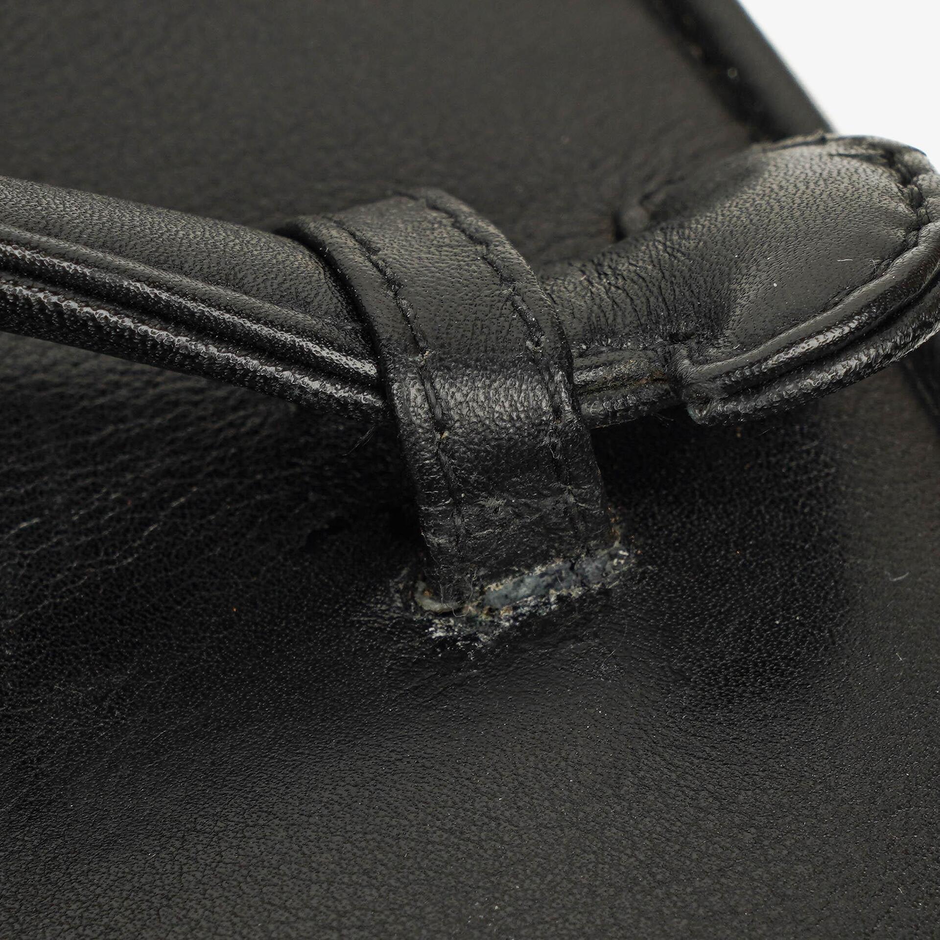 Chanel Kosmetikkoffer aus schwarzem gestepptem Leder