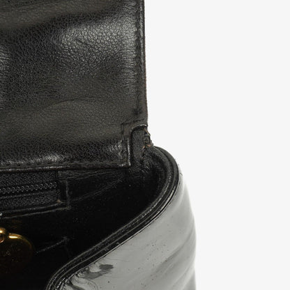 Chanel CC Flap Doppelketten-Tasche aus schwarzem gestepptem Patentleder