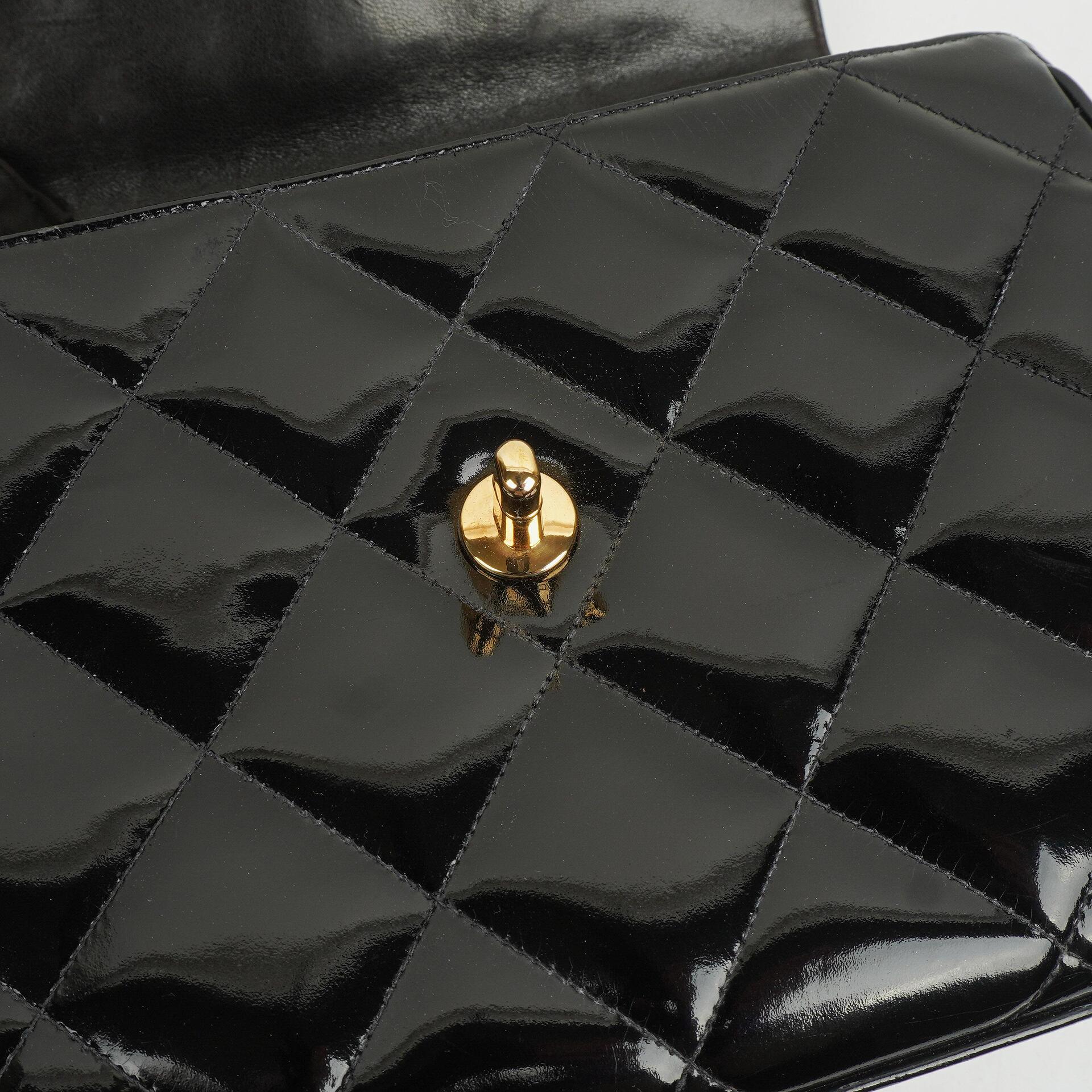 Chanel CC Flap Doppelketten-Tasche aus schwarzem gestepptem Patentleder