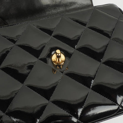 Chanel CC Flap Doppelketten-Tasche aus schwarzem gestepptem Patentleder