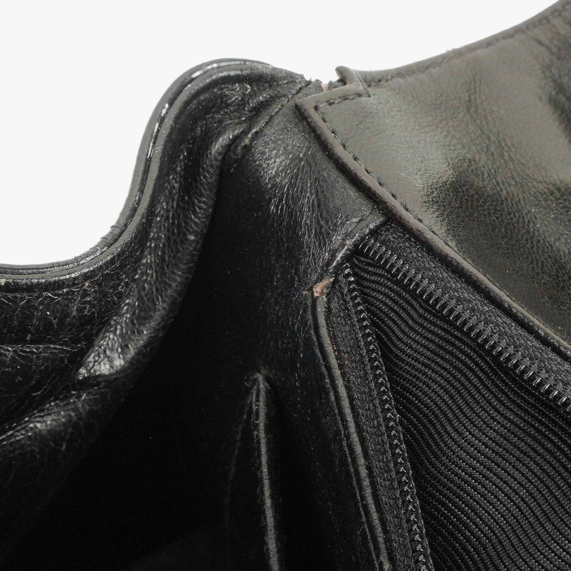 Chanel CC Flap Doppelketten-Tasche aus schwarzem gestepptem Patentleder