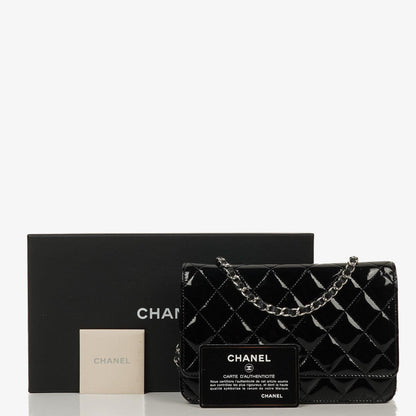 Chanel Wallet On Chain WOC aus schwarzem gestepptem Lackleder mit silberfarbenen Beschlägen