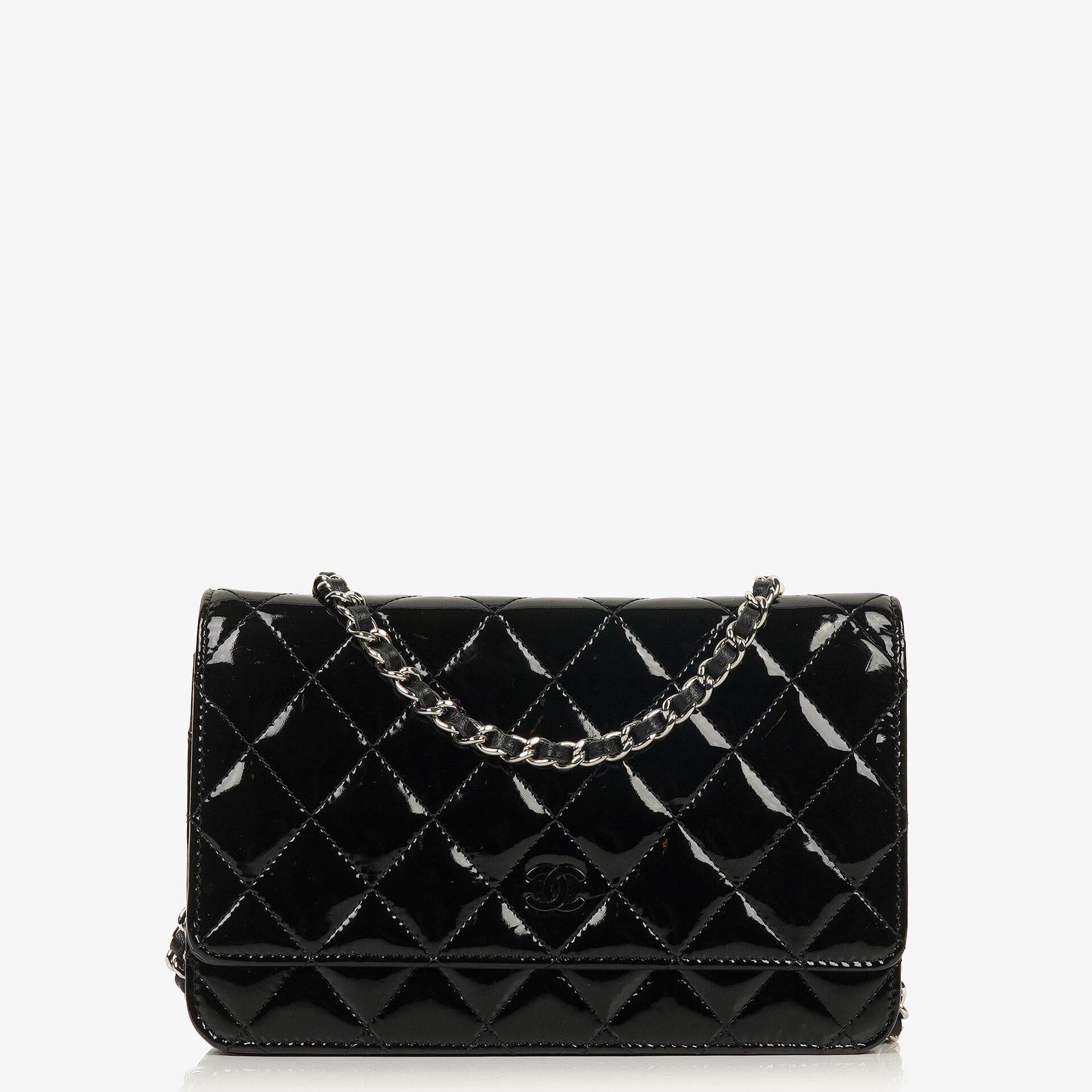 Chanel Wallet On Chain WOC aus schwarzem gestepptem Lackleder mit silberfarbenen Beschlägen
