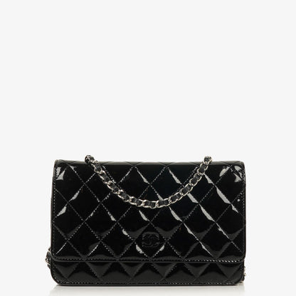 Chanel Wallet On Chain WOC aus schwarzem gestepptem Lackleder mit silberfarbenen Beschlägen