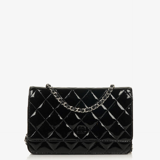 Chanel Wallet On Chain WOC aus schwarzem gestepptem Lackleder mit silberfarbenen Beschlägen