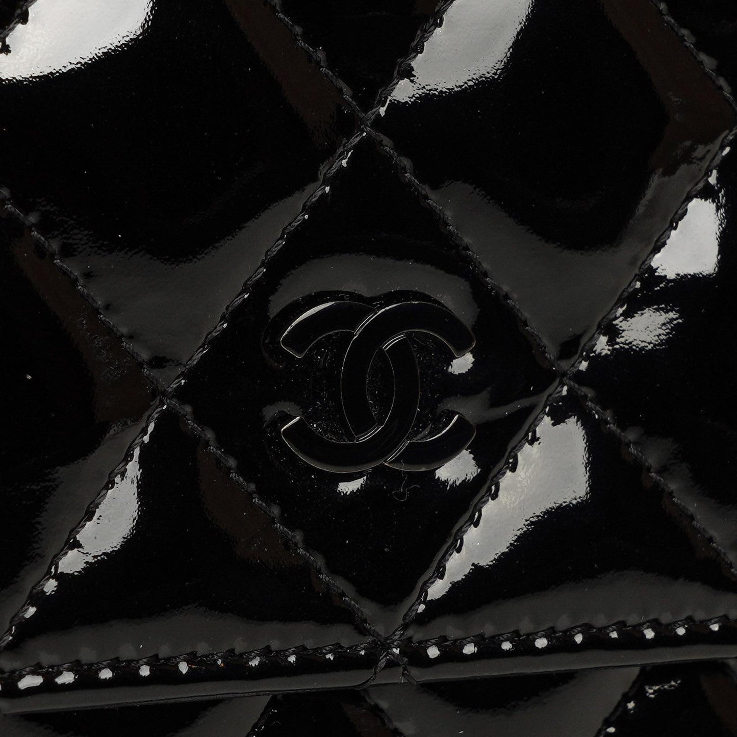 Chanel Wallet On Chain WOC aus schwarzem gestepptem Lackleder mit silberfarbenen Beschlägen