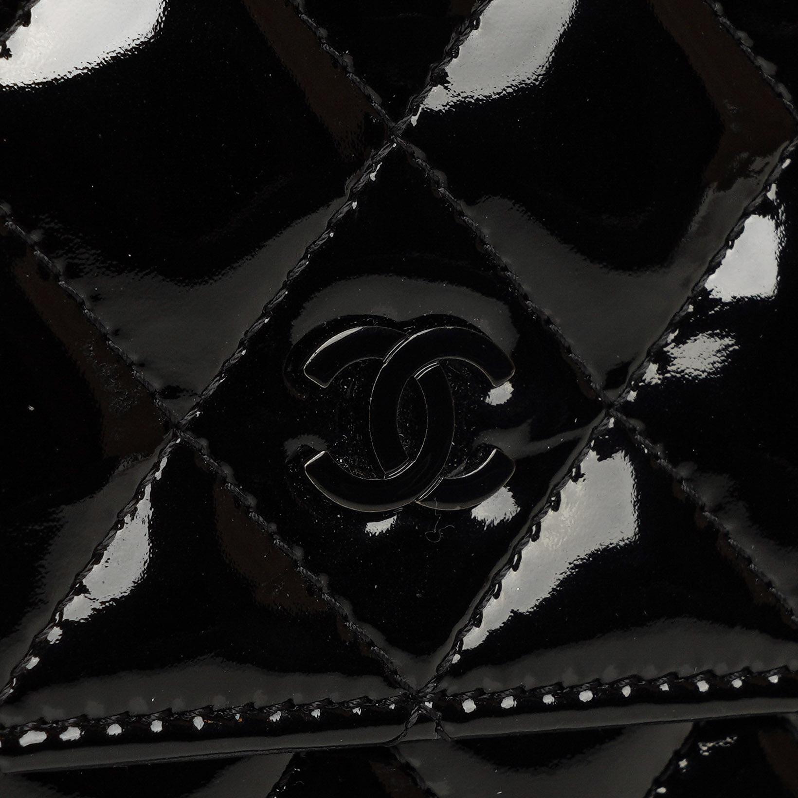 Chanel Wallet On Chain WOC aus schwarzem gestepptem Lackleder mit silberfarbenen Beschlägen