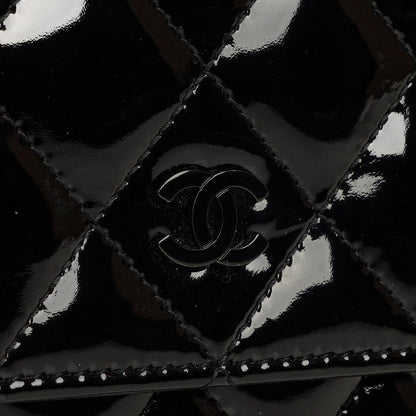 Chanel Wallet On Chain WOC aus schwarzem gestepptem Lackleder mit silberfarbenen Beschlägen