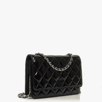 Chanel Wallet On Chain WOC aus schwarzem gestepptem Lackleder mit silberfarbenen Beschlägen