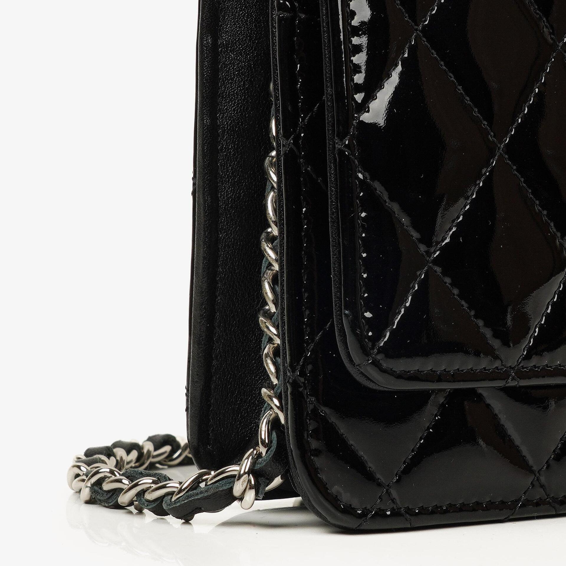 Chanel Wallet On Chain WOC aus schwarzem gestepptem Lackleder mit silberfarbenen Beschlägen