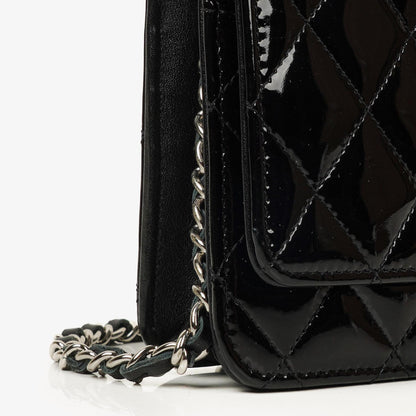 Chanel Wallet On Chain WOC aus schwarzem gestepptem Lackleder mit silberfarbenen Beschlägen